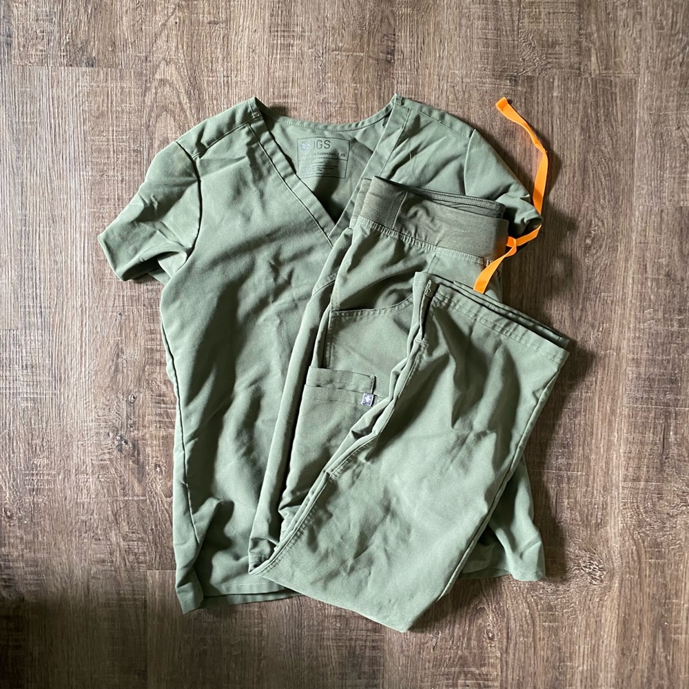 Figs Military Green One Pocket Top XS and Livingston Basic Scrub Pant S